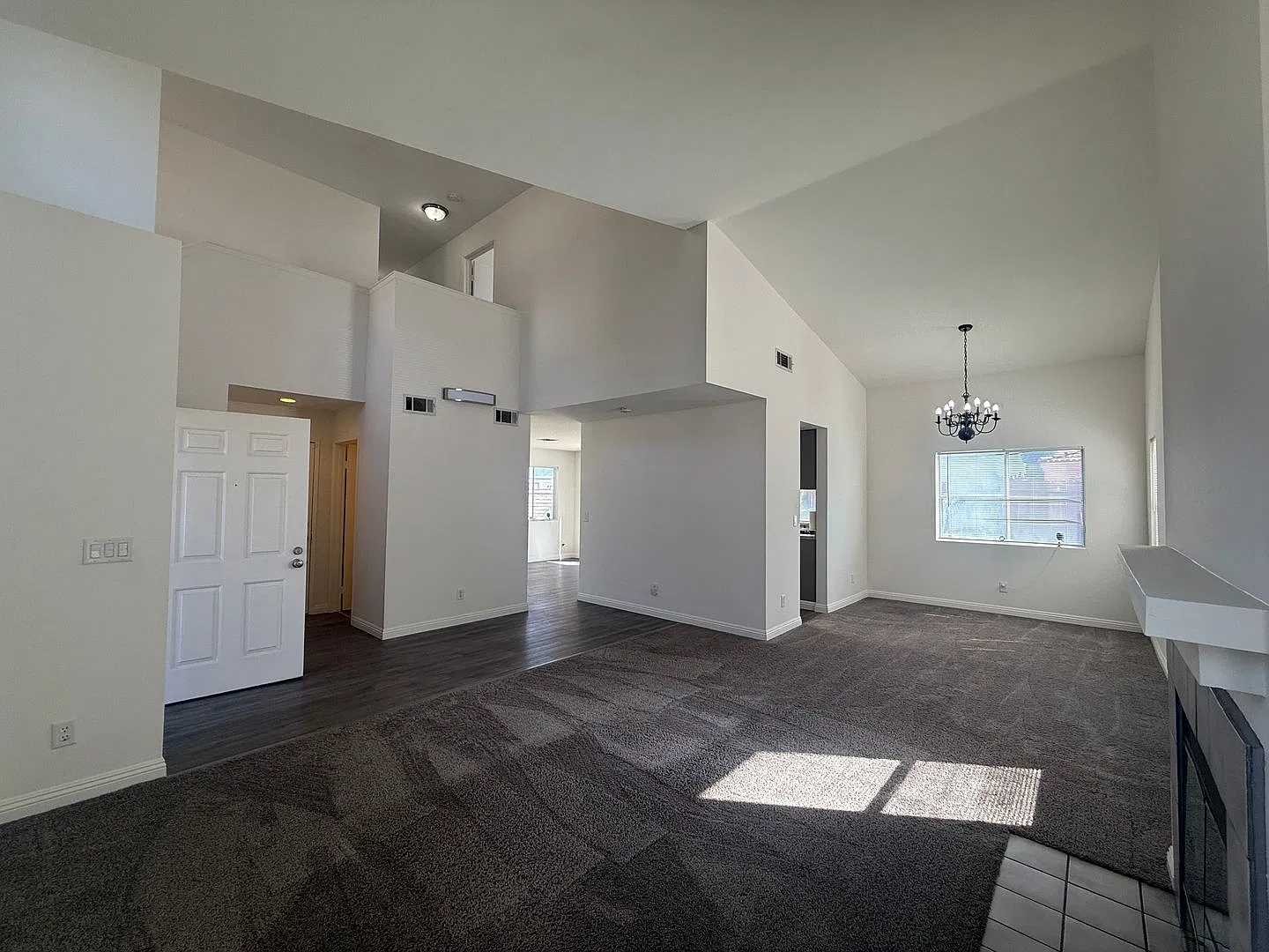East Palmdale 3 Bedrooms! — Photo 3
