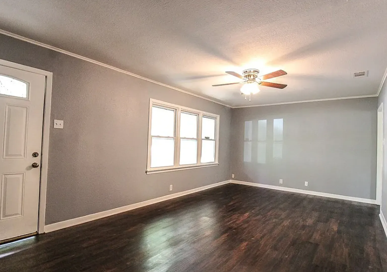 3 Bed, 1.5 Bath with Fenced Yard and Mature Trees — Photo 4
