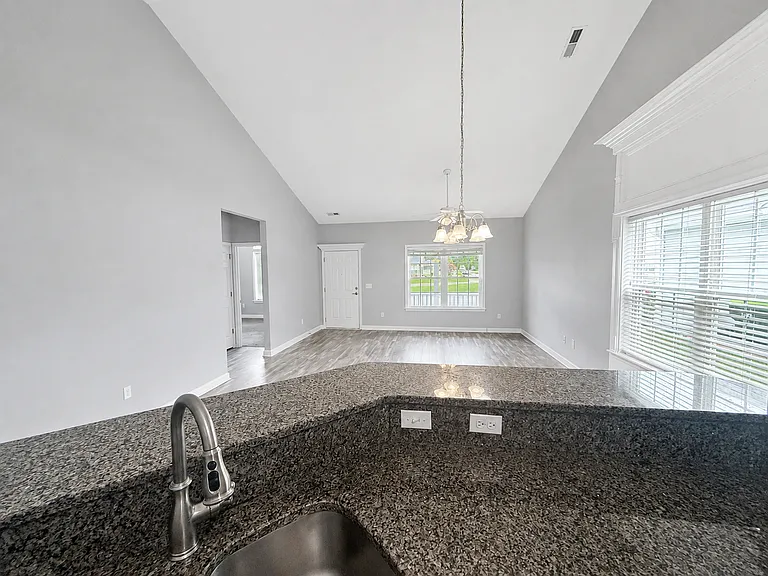264 Archdale St — Photo 6