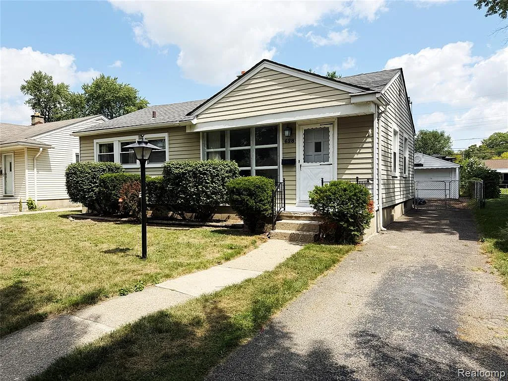 3 bed, 1.0 bath, 1500 sqft, $2,000 — Photo 1