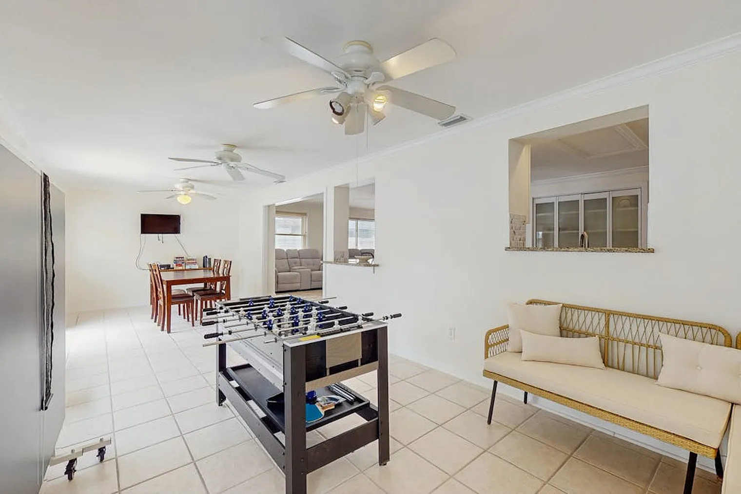 3 bed, 2.0 bath, 1689 sqft, $5,751 — Photo 4