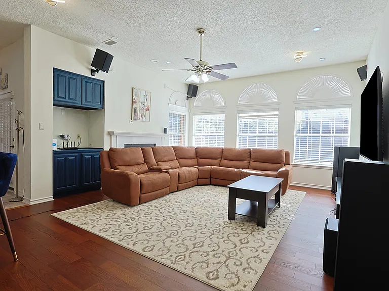 501 Halifax Ln — Photo 11