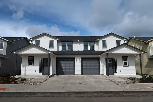 Seven Oaks Luxury Duplexes Photo 1