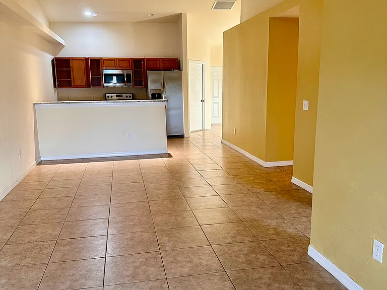 4427 SW 9th Ave — Photo 13
