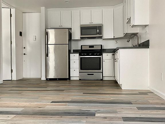 3rd image of 1627 N Poinsettia Pl APT 3