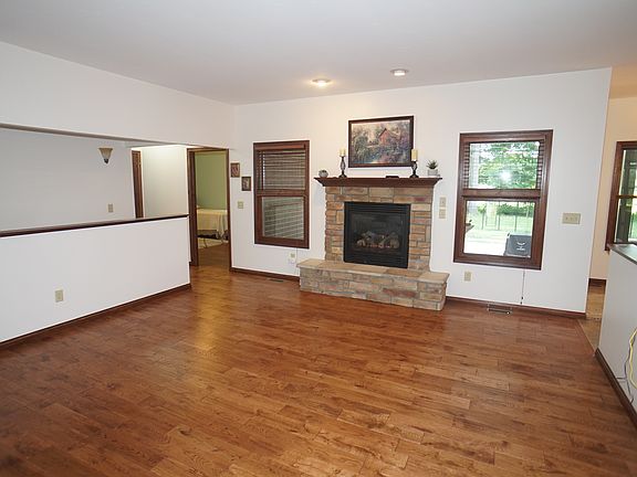 5th image of 374 Woodside Ct