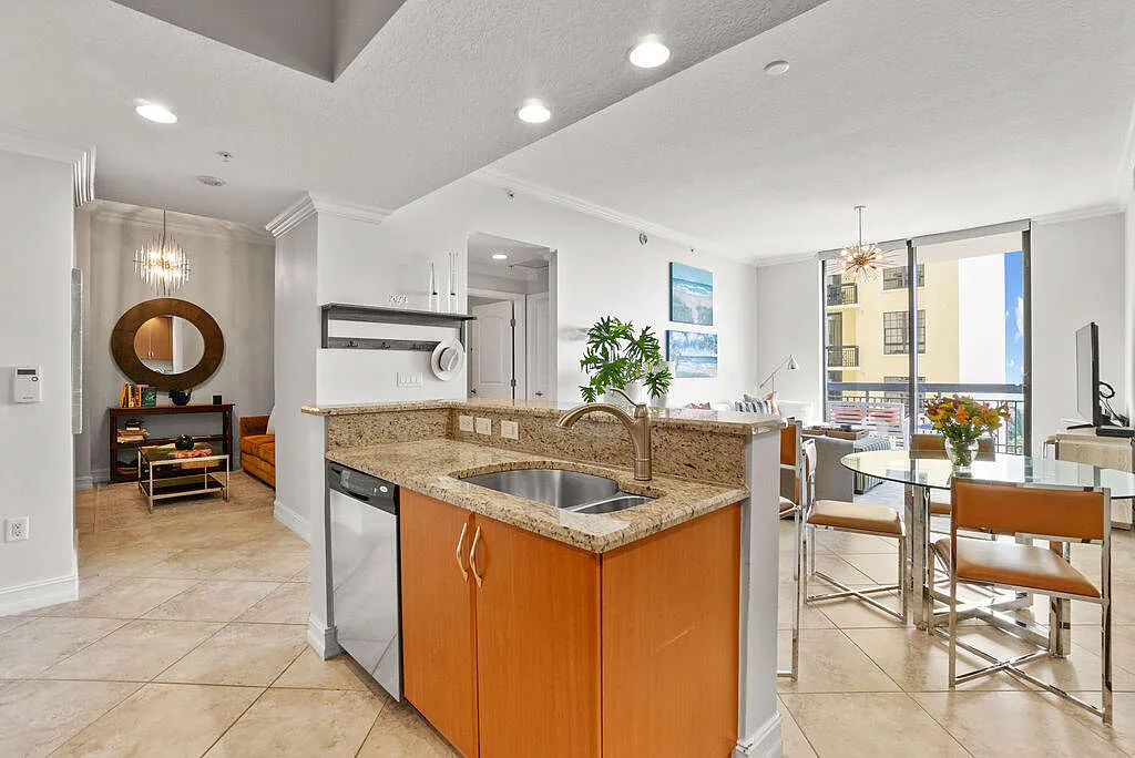 2 bed, 2.0 bath, 1324 sqft, $6,800 — Photo 4