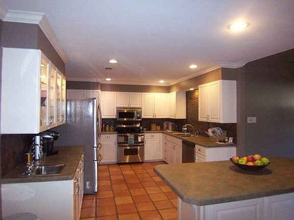 4th image of 1202 Country Club Dr