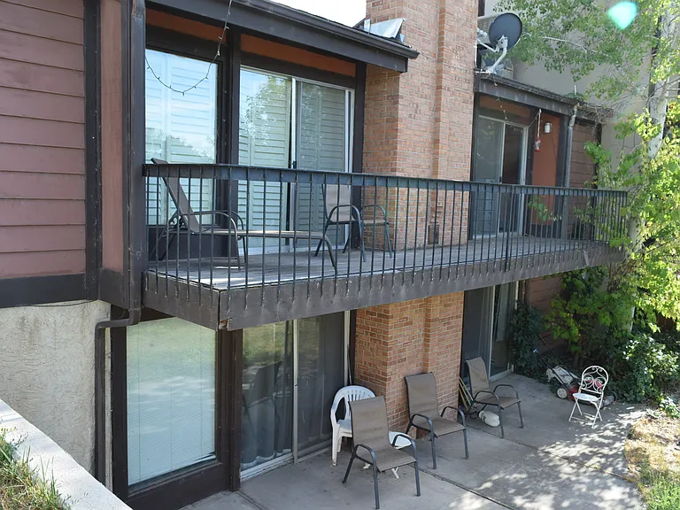 1022 Lakeside Ct — Photo 3