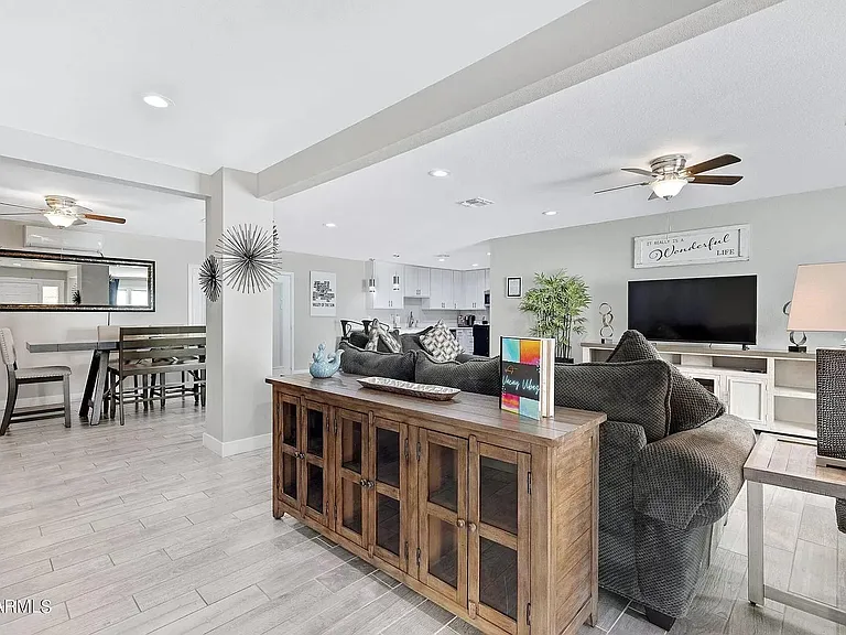 1834 E Alameda Dr — Photo 2