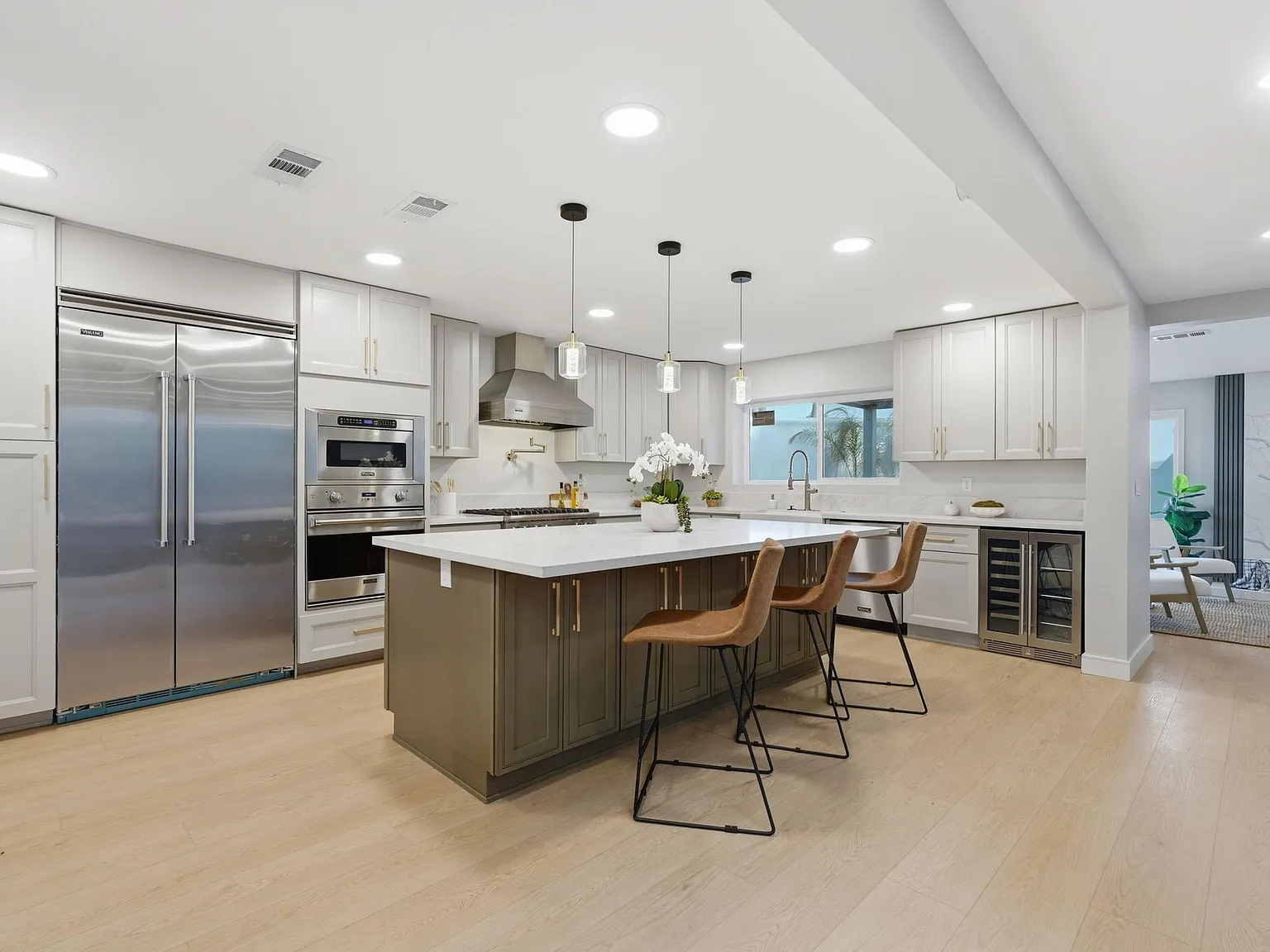 4 bed, 3.5 bath, 2645 sqft, $7,999 — Photo 3