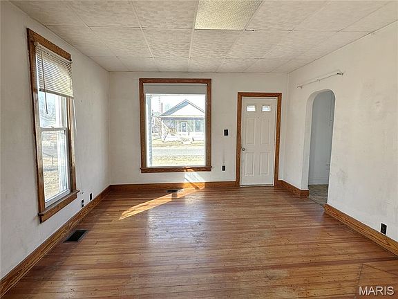 5th image of 114 E Rowe St