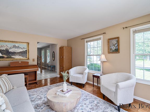 3rd image of 6027 Meadowlark St NE