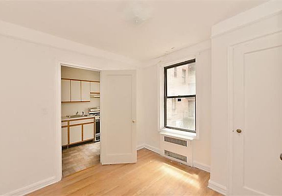 5th image of 8380 118th St APT 1H