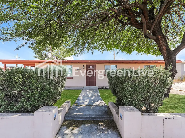 8056 E Victoria Dr — Photo 1