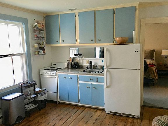 Kitchen before painting and before new countertop