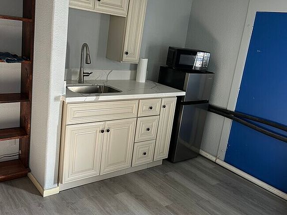 4th image of 710 Adaes Ave #1