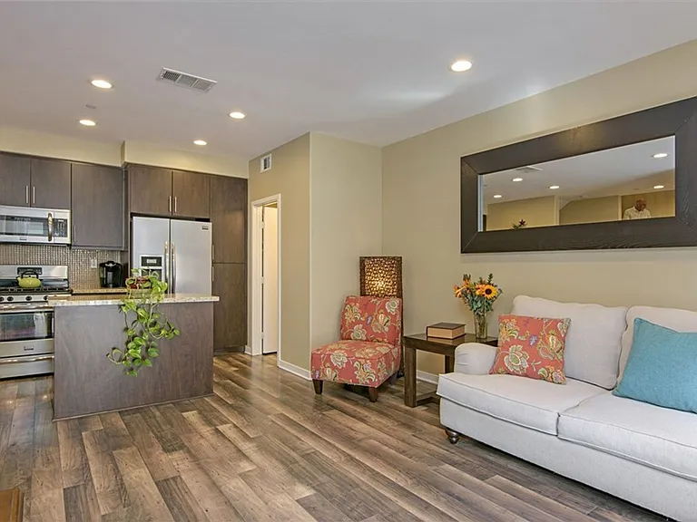 2132 Cosmo Way — Photo 3