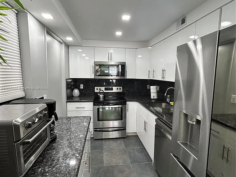 301 Golden Isles Dr — Photo 3