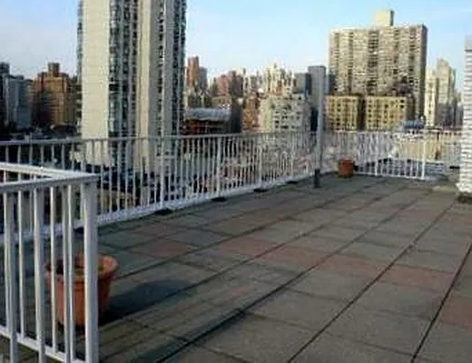 Rented by Akam Sales and Brokerage | media 7