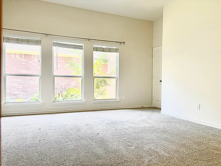7585 Glasshouse Walk — Photo 4