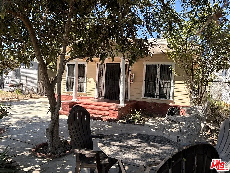3 bed, 2.0 bath, 1036 sqft, $3,000 — Photo 2