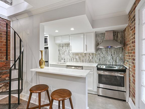 4th image of 935 Burgundy St APT 6