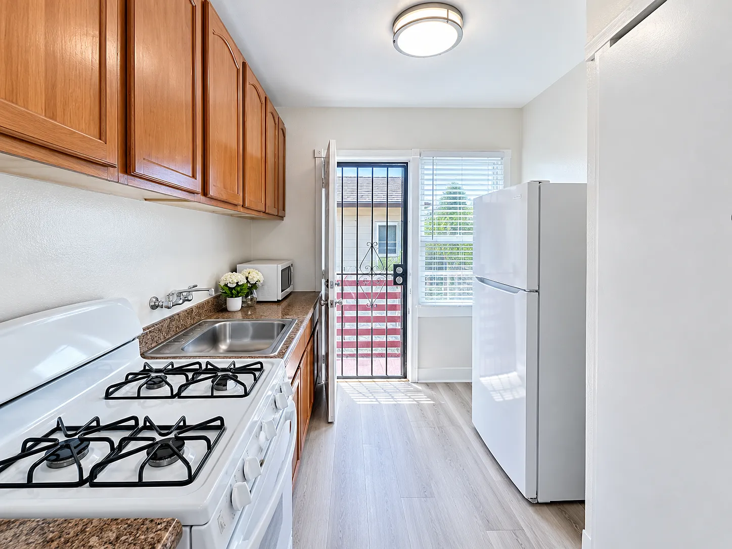 Studio, 450 sqft, $1,650 — Photo 2