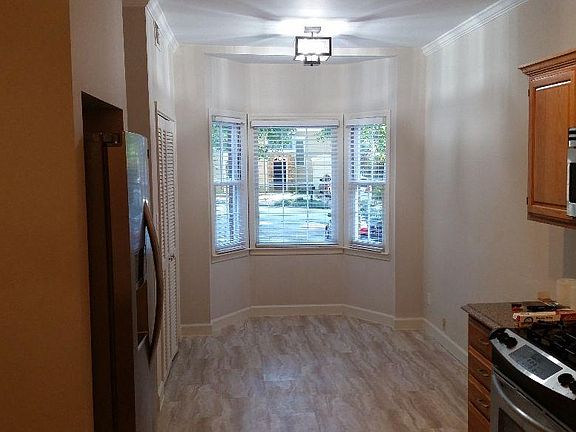Large Eat-in Chef's Kitchen with sunny Bay Window, Travertin