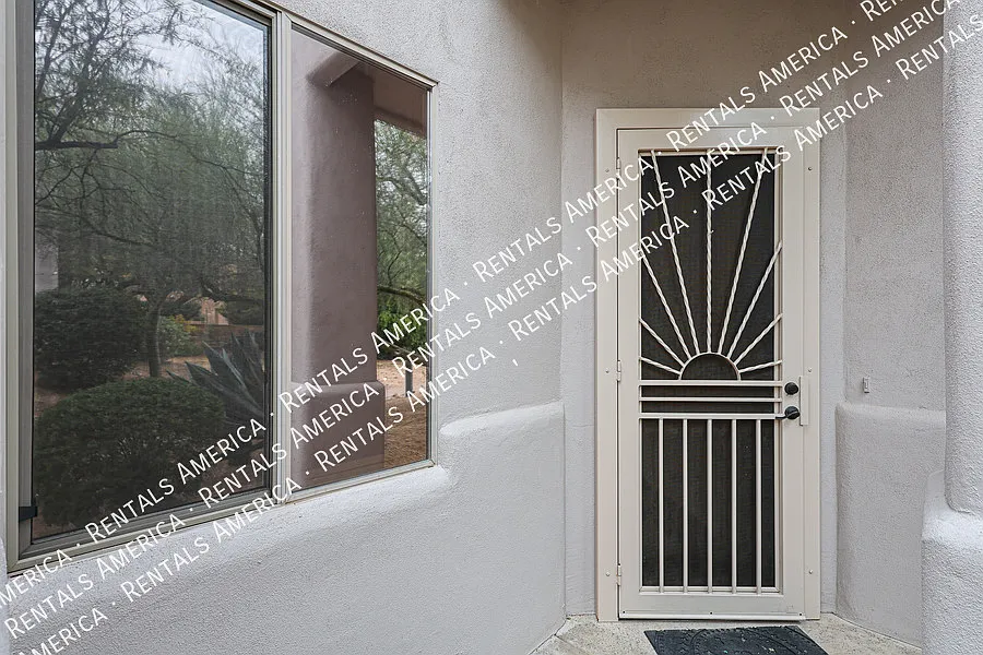 Available Now 2 Bed Plus Den 2 Bath Condo — Photo 4