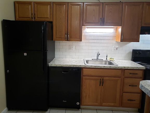 3rd image of 200 Governors Dr APT 4