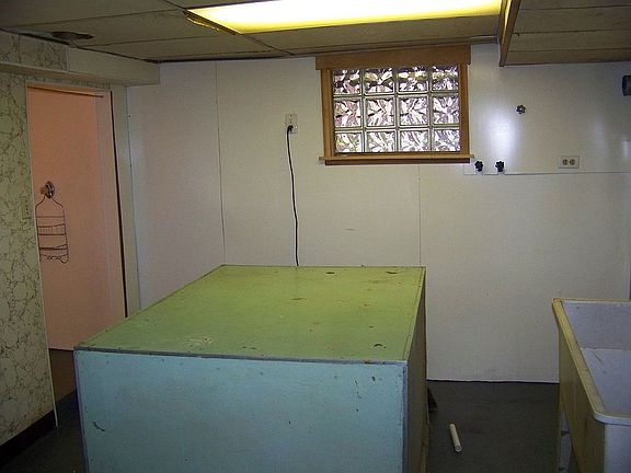 Laundry room w/full bath