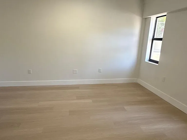 330 SW 5th Ave #2 — Photo 8
