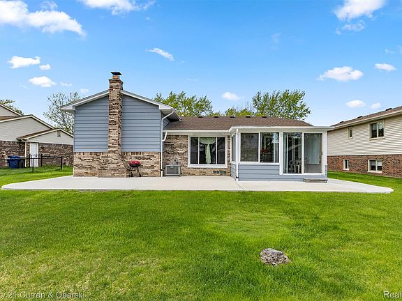 4th image of 45561 Edgewood Ct