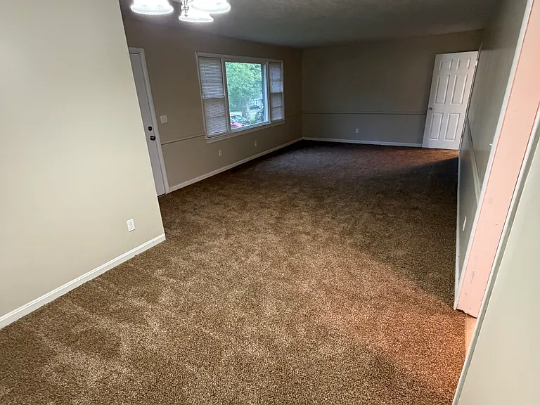 1653 Arrowhead Dr — Photo 2