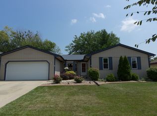 208 Greenleaf Dr, Bloomington, IL 61704