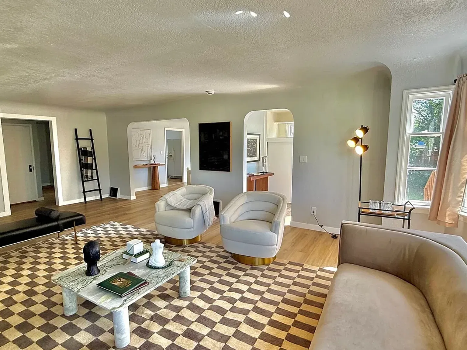 6 bed, 2400 sqft, $2,850 — Photo 3