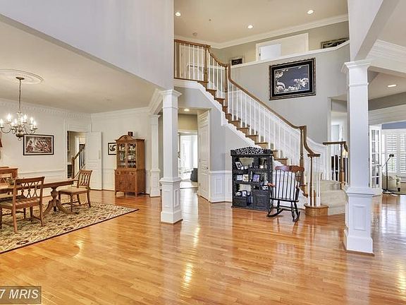 3rd image of 619 Oak Knoll Ter