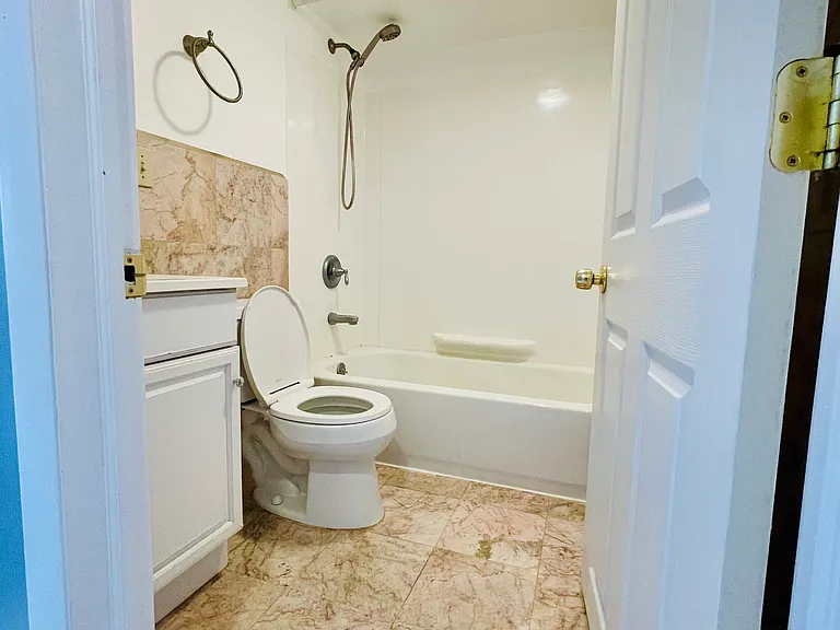Master Bathroom (Bedroom 1)
