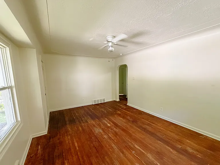 323 Browning Ave — Photo 2