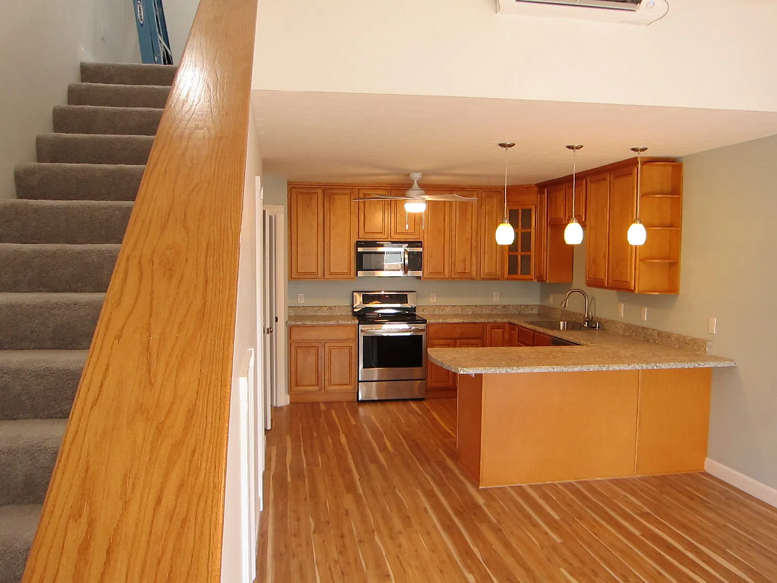 1 bed, 1.5 bath, 650 sqft, $1,450 — Photo 1