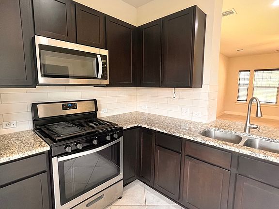 4th image of 100 Clearlake Dr