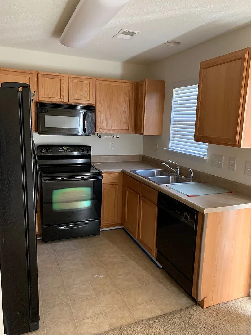 Charming 2 Bed/ 1.5 Bath Townhome in Desirable Brookhaven Neighborhood - Community Pool - Walking... — Photo 3