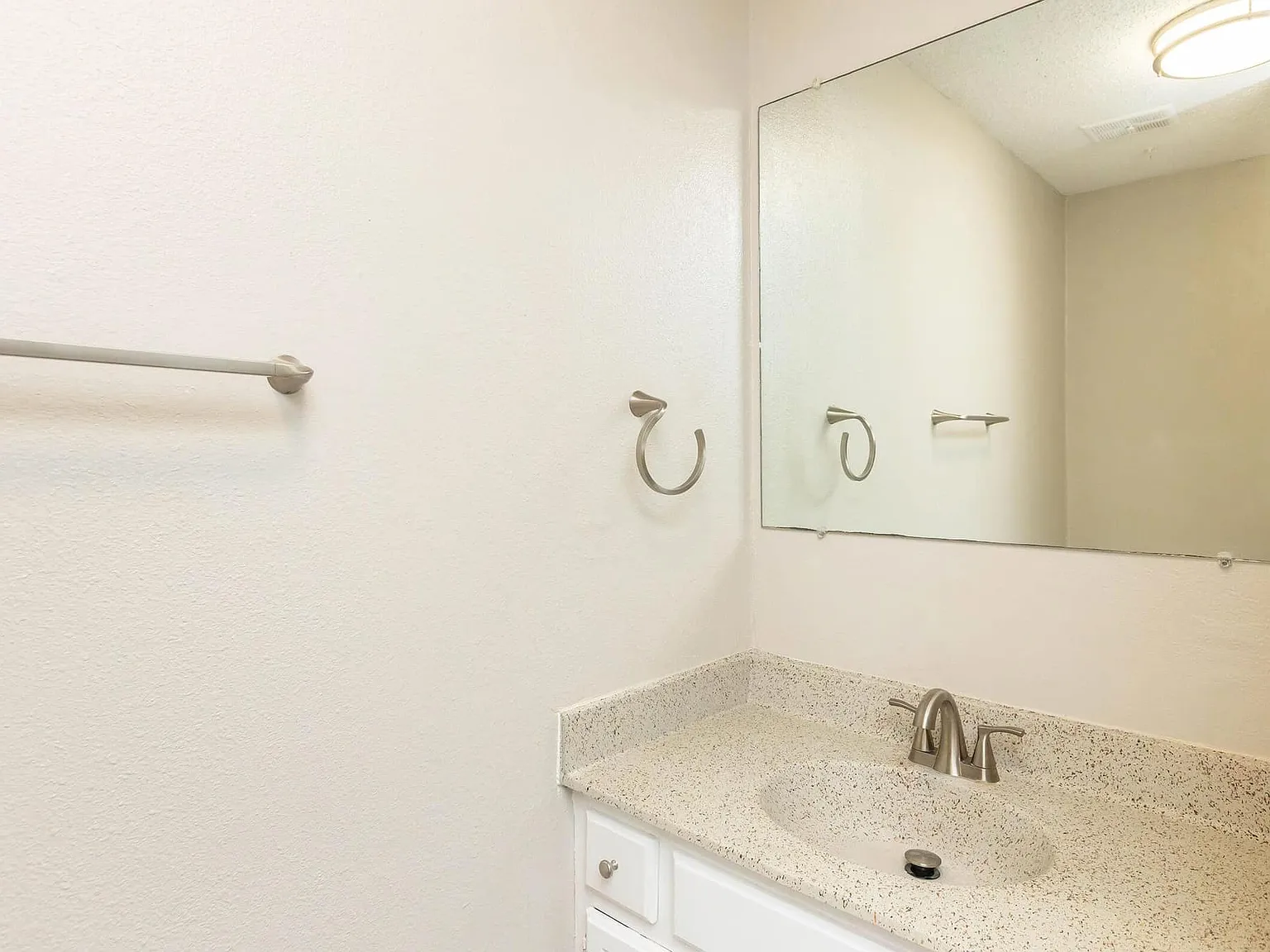 Blake's Crossing Apartments — Photo 4