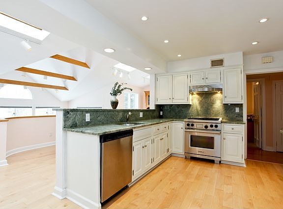 5th image of 29 Byron Ln