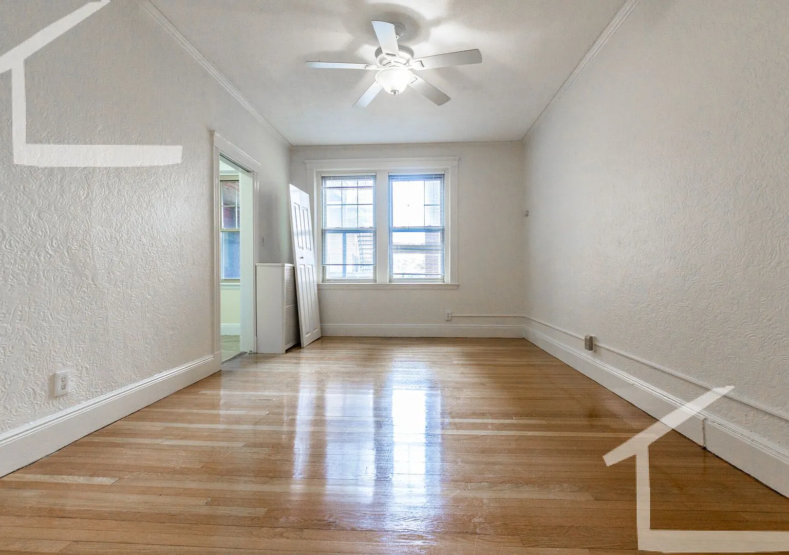 One Month Rent Free, No Brokers Fee, No Security Deposit, Coolidge Corner Area of Brookline. Larg... — Photo 2