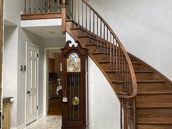 4th image of 693 Longwood Dr