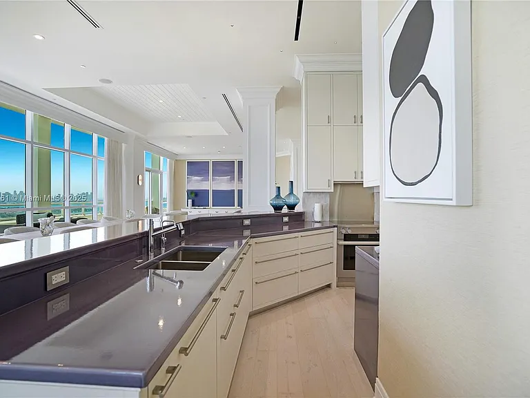 4401 Collins Ave #PH SOUTH — Photo 31