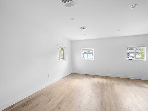 5th image of 10810 Wescott Ave