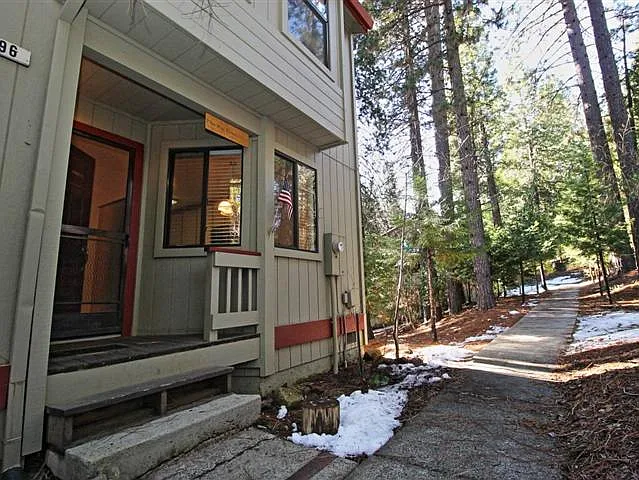 996 Manuel Rd photo 1